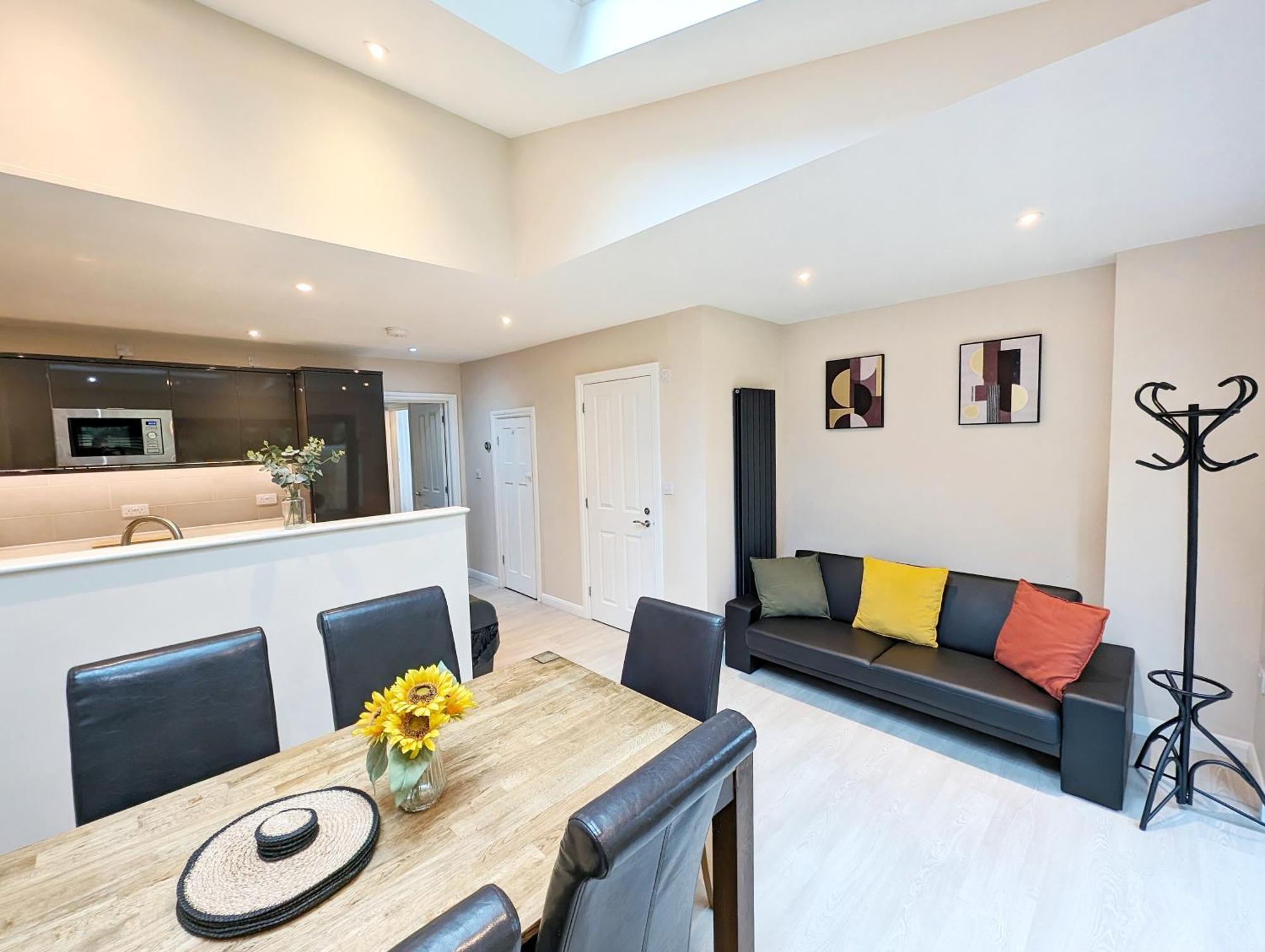 Central Cambridge, Charming 3-Bed House With Free Parking! ภายนอก รูปภาพ