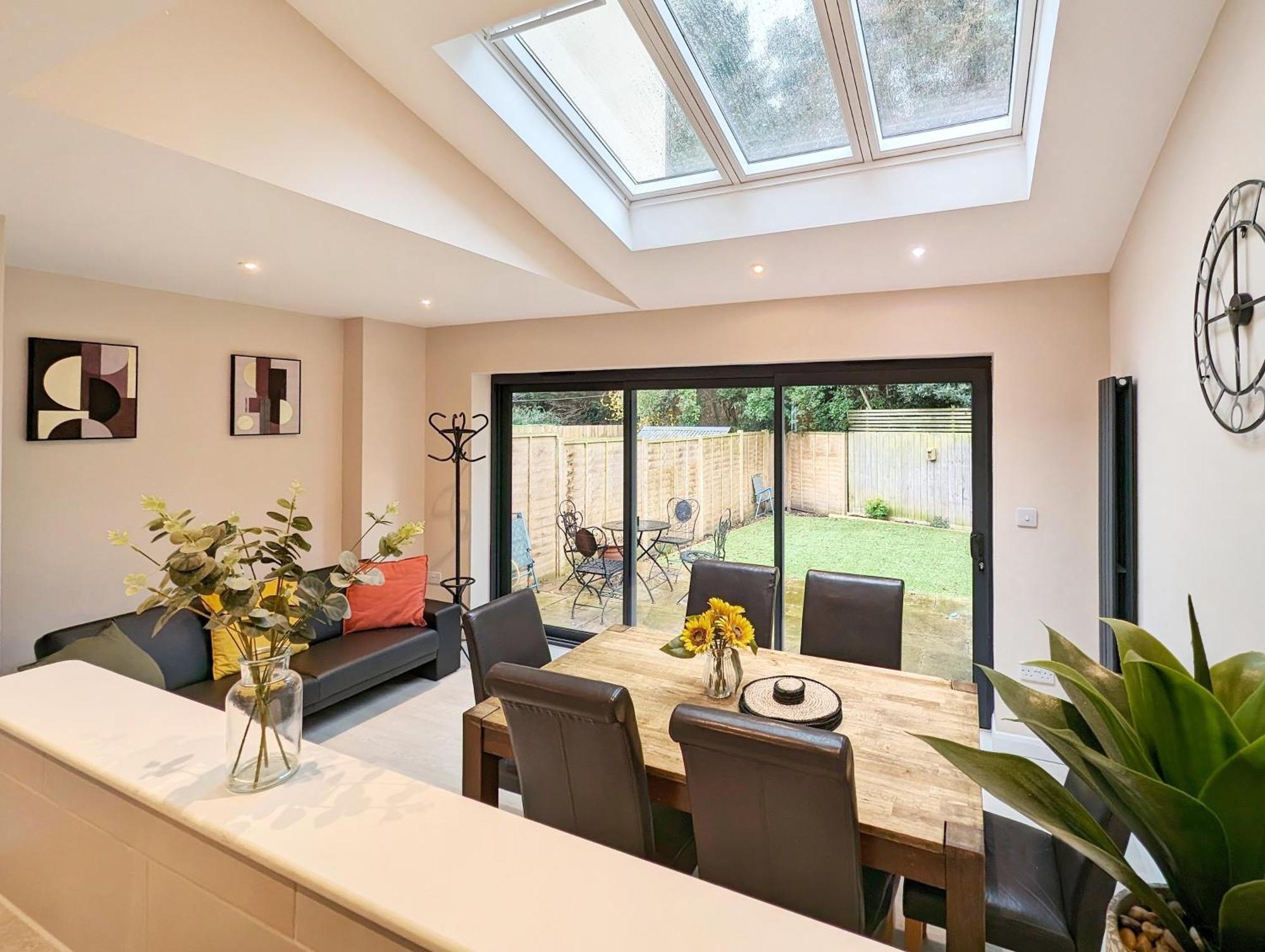 Central Cambridge, Charming 3-Bed House With Free Parking! ภายนอก รูปภาพ