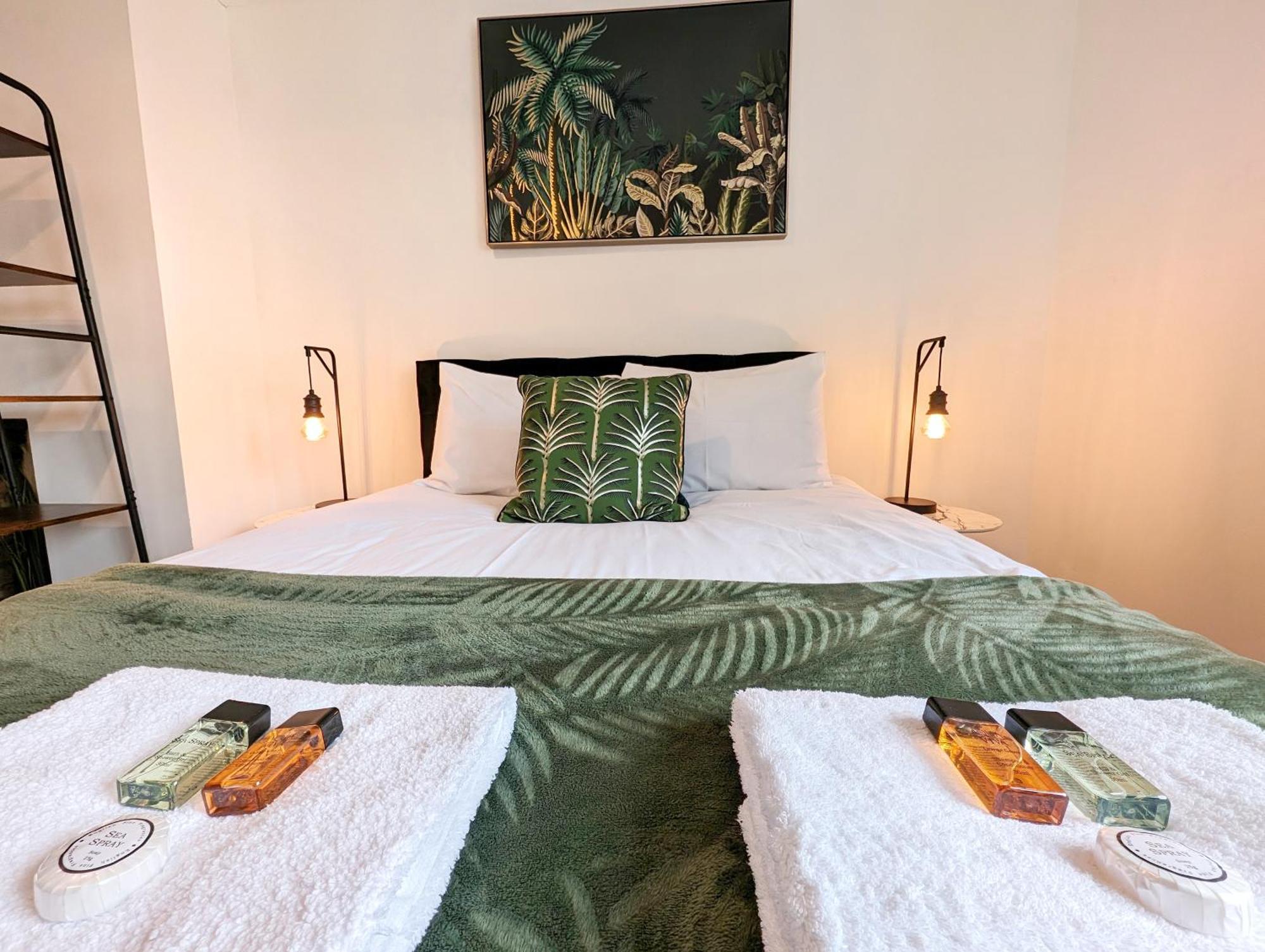 Central Cambridge, Charming 3-Bed House With Free Parking! ภายนอก รูปภาพ